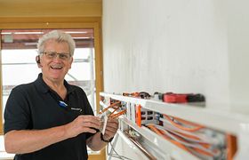 Elektriker bei dem Arbeit