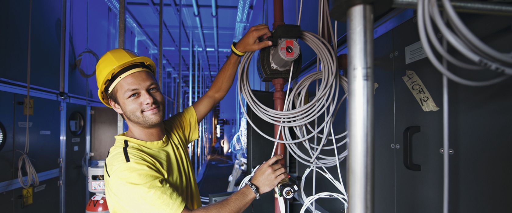 Elektriker an der Arbeit mit einem Helm