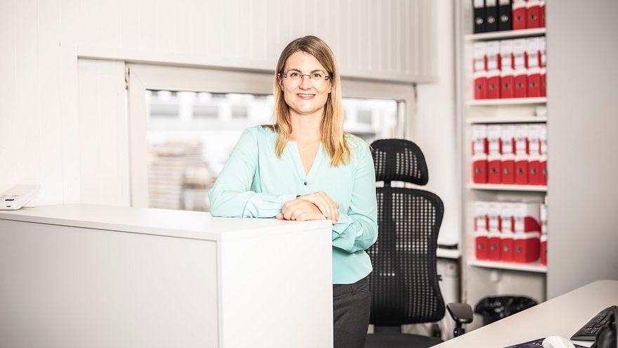 Viktoria, Administration - am Empfang stehend.