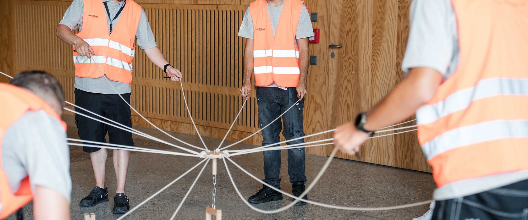 Team-Arbeit gewinnt: Die Bau-Challenge förderte die Zusammenarbeit zwischen den Lernenden und ihren Berufsbildnerinnen und Berufsbildern.