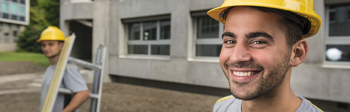 Mitarbeiter mit Helm
