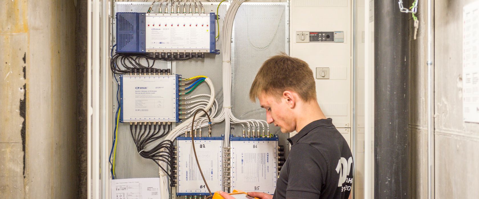 arbeitender Gebäudeinformatiker