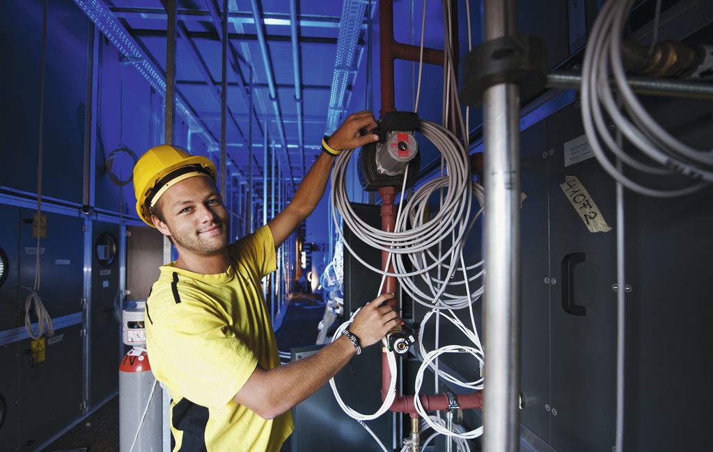 Elektriker an der Arbeit mit einem Helm
