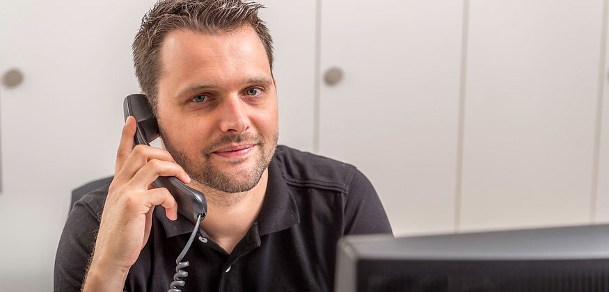 Mitarbeiter am Telefon