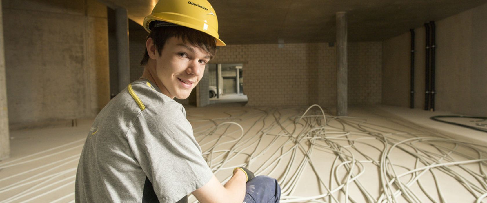 Elektriker an der Arbeit mit einem Helm