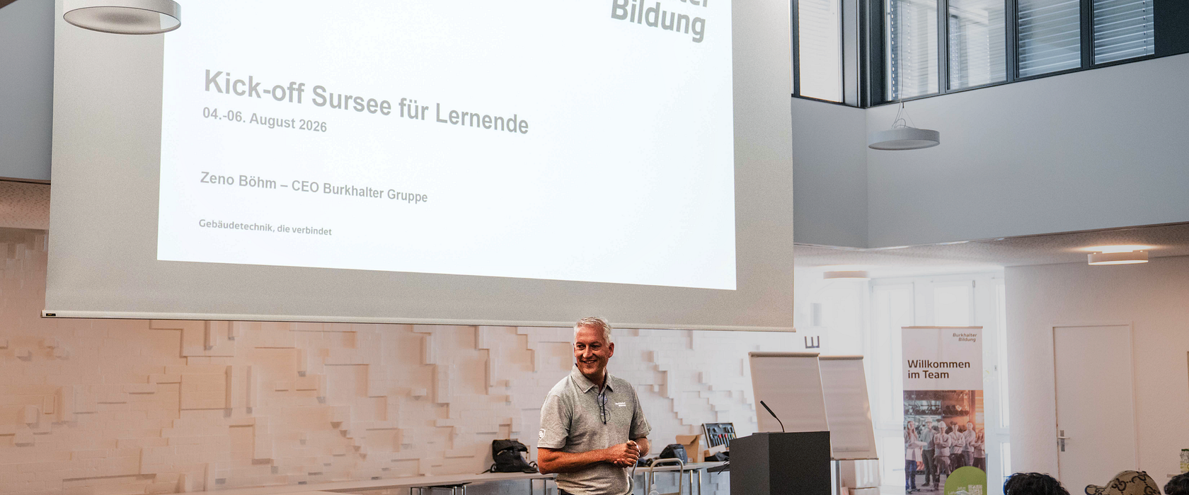 CEO Zeno Böhm begrüsste die HLKS-Lernenden in Sursee persönlich.