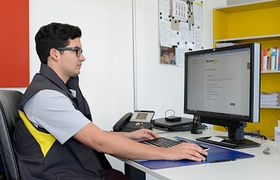 arbeitender Gebäudeinformatiker