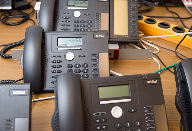 Cette image représente plusieurs téléphones de la marque Mitel dédiés à la communication pour entreprises