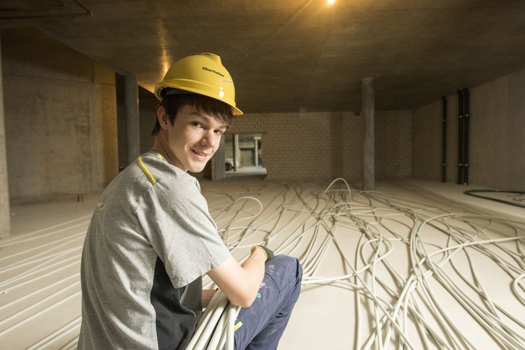 Elektriker an der Arbeit mit einem Helm