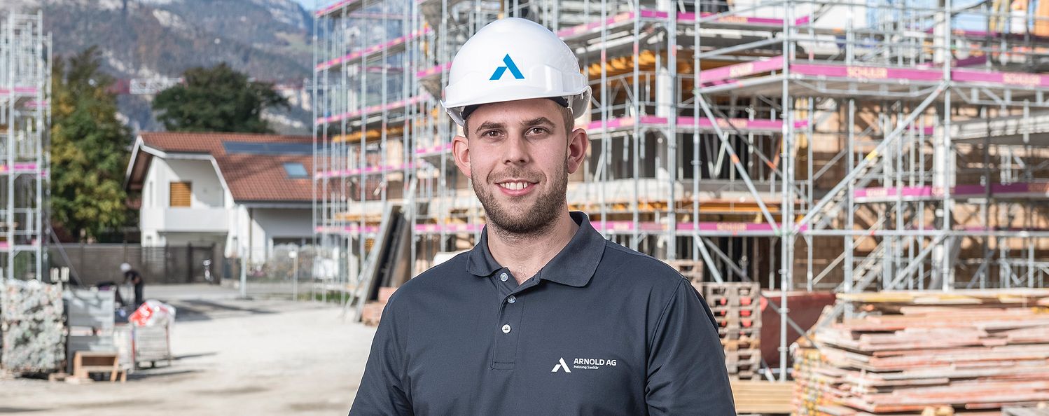 Projektleiter Sanitärtechnik mit Tablet in der Hand.