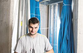 Elektriker bei dem Arbeit