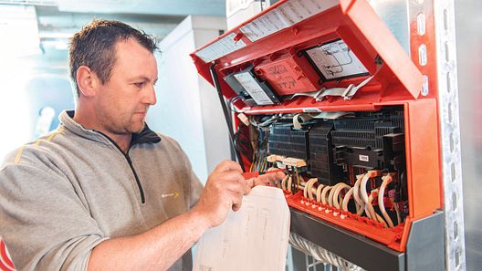 Elektriker bei der Arbeit