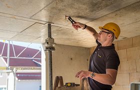 Elektriker bei dem Arbeit
