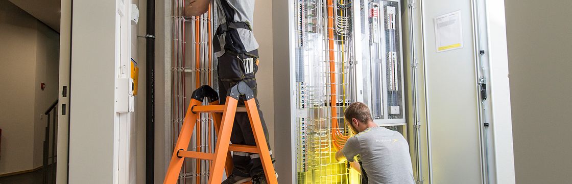 2 Elektriker bei dem Arbeit