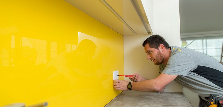 arbeitender Elektriker