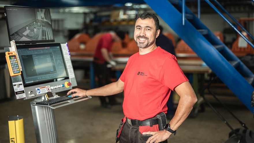 Spengler James in der Werkstatt vor Display einer Maschine.