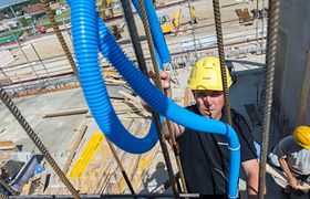Elektriker bei dem Arbeit
