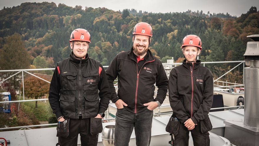 Oli, Patric und Felicia aus dem Team Bedachung und Spenglerei der Banz AG auf dem Dach.