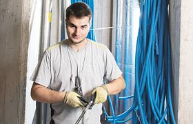 Elektriker bei dem Arbeit