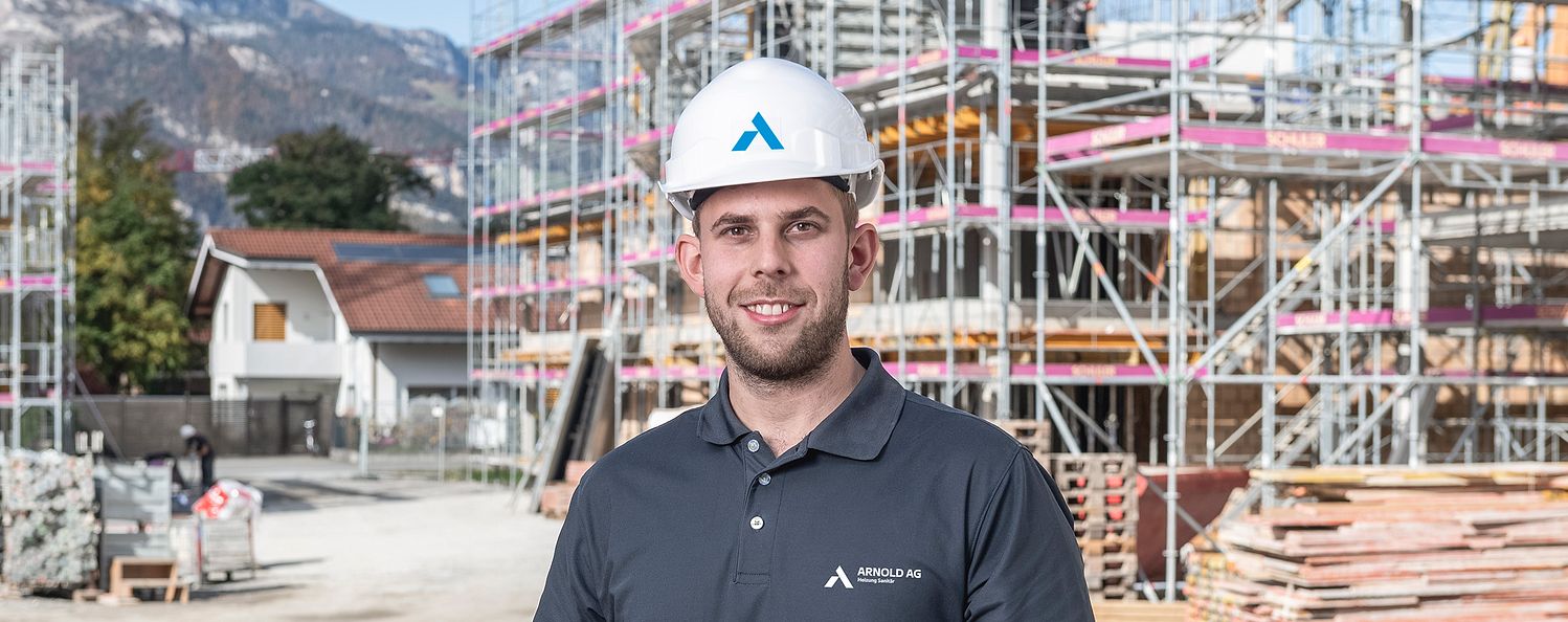 Projektleiter Sanitärtechnik mit Tablet in der Hand.