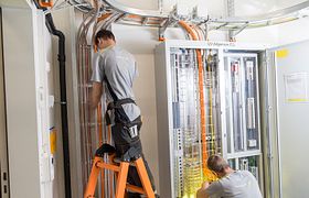 Elektriker bei dem Arbeit