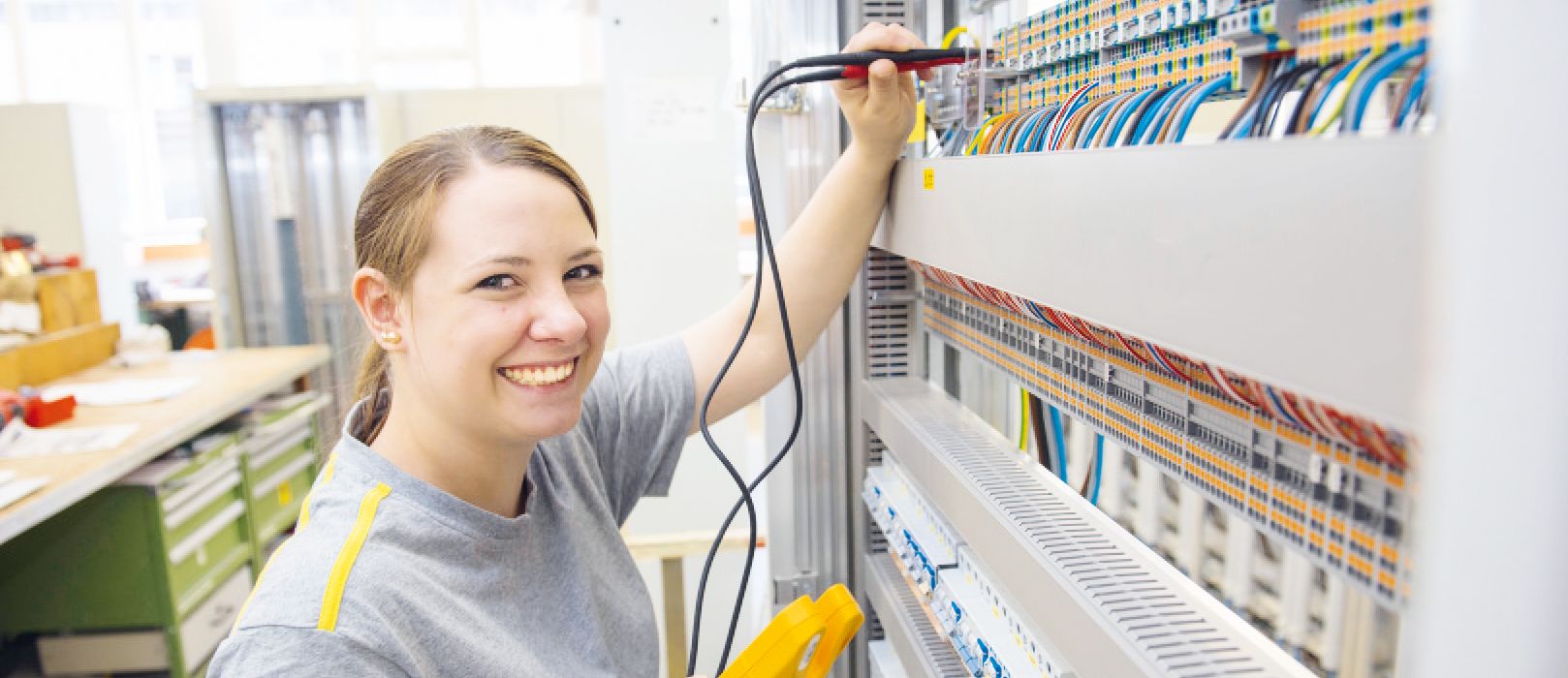 Elektrikerin an der Arbeit