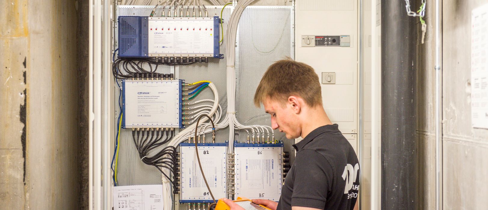arbeitender Gebäudeinformatiker