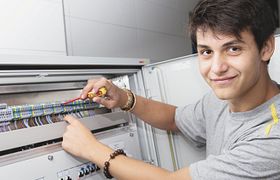 Elektriker an der Arbeit