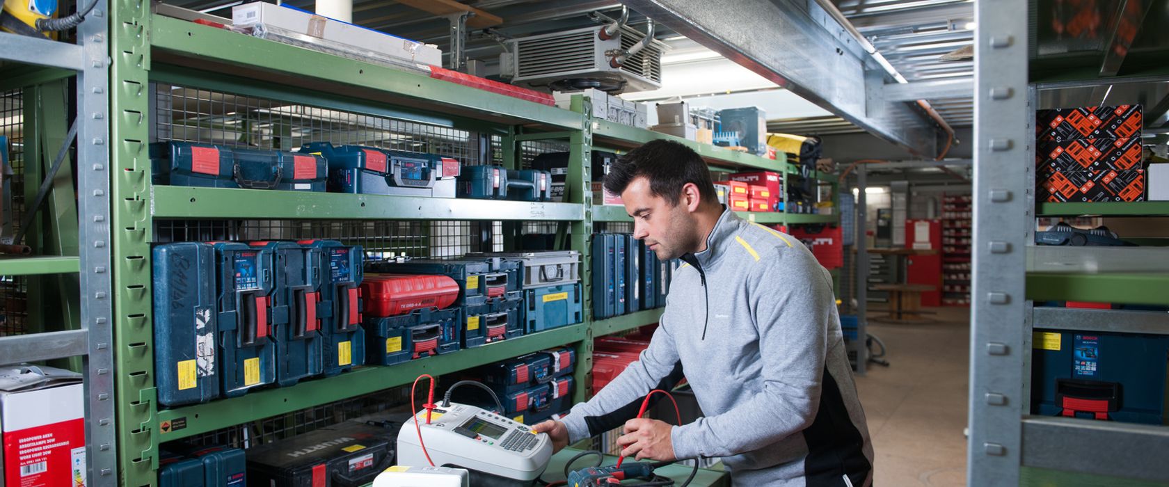 arbeitender Elektriker