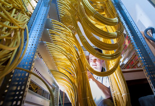 Câblage dans une armoire informatique